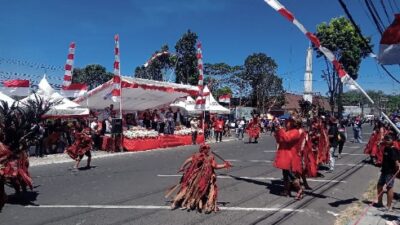 Disaksikan Wabup VaSung, Pawai Pembangunan Kawangkoan Raya Tersaji Meriah